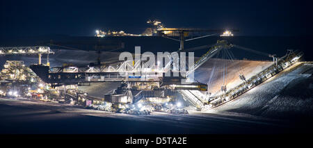 A mir verdirbt Brücke an der Braunkohle Tageslicht Mine der Vattenfall Europe AG in Jaenscherwalde, Deutschland, 14. November 2012 abgebildet ist. Lausaitz Kohle an einer Tageslicht-Mine gegossen und in Energie im nahe gelegenen Kernkraftwerk umgewandelt. die zwei Minen in der Region bieten eine tägliche Belastung von 60 000 Tonnen Braunkohle, umfasst die tägliche Energieversorgung einer Großstadt. Foto: PATRICK PLEUL Stockfoto