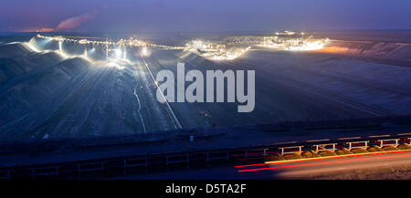 A mir verdirbt Brücke an der Braunkohle Tageslicht Mine der Vattenfall Europe AG in Jaenscherwalde, Deutschland, 14. November 2012 abgebildet ist. Lausaitz Kohle an einer Tageslicht-Mine gegossen und in Energie im nahe gelegenen Kernkraftwerk umgewandelt. die zwei Minen in der Region bieten eine tägliche Belastung von 60 000 Tonnen Braunkohle, umfasst die tägliche Energieversorgung einer Großstadt. Foto: PATRICK PLEUL Stockfoto