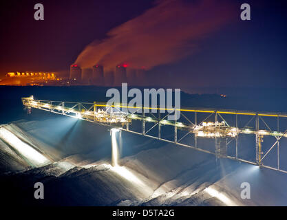 A mir verdirbt Brücke an der Braunkohle Tageslicht Mine der Vattenfall Europe AG in Jaenscherwalde, Deutschland, 14. November 2012 abgebildet ist. Lausaitz Kohle an einer Tageslicht-Mine gegossen und in Energie im nahe gelegenen Kernkraftwerk umgewandelt. die zwei Minen in der Region bieten eine tägliche Belastung von 60 000 Tonnen Braunkohle, umfasst die tägliche Energieversorgung einer Großstadt. Foto: PATRICK PLEUL Stockfoto