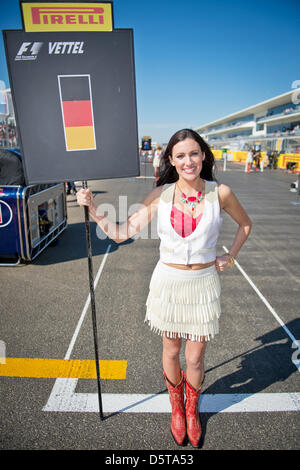 Grid Girl des deutschen Formel1-Fahrer Sebastian Vettel von Red Bull steht in der Startaufstellung vor dem Start der Formel 1 United States Grand Prix auf dem Circuit of The Americas in Austin, Texas, USA, 18. November 2012. Foto: David sollte/dpa Stockfoto