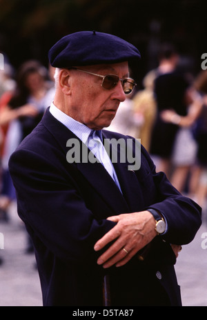 Ein Einheimischer, der in Paris in Frankreich eine Mütze trägt Stockfoto