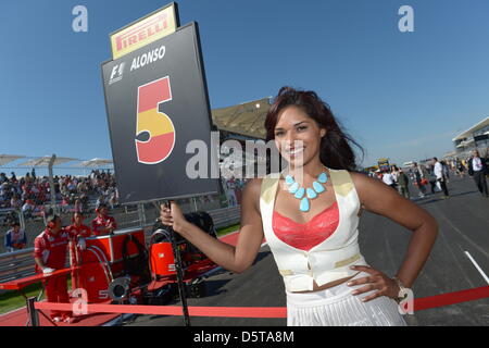 Grid Girl des spanischen Formel1-Fahrer Fernando Alonso Ferrari steht im Raster vor dem Start der Formel 1 United States Grand Prix auf dem Circuit of The Americas in Austin, Texas, USA, 18. November 2012. Foto: David sollte/dpa Stockfoto