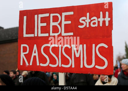 Demonstranten mit einem Banner, die "Liebe statt Rassismus" fordert besuchen die Demonstration Mölln 92 im Stadt Zentrum von Mölln, Deutschland, 17. November 2012. Die Proteste März gliedert sich in Erinnerung von drei Opfern des Rechtsextremismus im Jahr 1992. Foto: Malte Christen Stockfoto