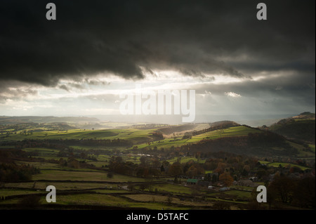 Sonnenstrahlen über große Moor im Peak District National Park im Herbst Stockfoto