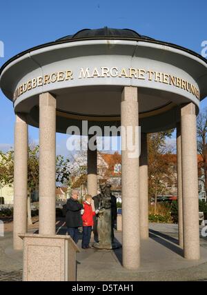 Kurgäste Entwurf Fuoride-haltigen Wasser bei der Margarethen-Brunnen an der Kurpromenade des Eisens und Moor Therme Bad Schmiedeberg, Deutschland, 11. November 2012. Die 130 Jahre alte Kurstadt bietet Moor, Mineral und Kneipp-Behandlungen, orthopädische, rheumatische und gynäkologische Probleme zu behandeln. Foto: Waltrud Grubitzsch Stockfoto