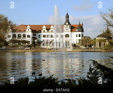 Historische Gebäude sind auf der Kurpromenade des Eisens abgebildet und Moor Therme Bad Schmiedeberg, Deutschland, 11. November 2012. Die 130 Jahre alte Kurstadt bietet Moor, Mineral und Kneipp-Behandlungen, orthopädische, rheumatische und gynäkologische Probleme zu behandeln. Foto: Waltrud Grubitzsch Stockfoto