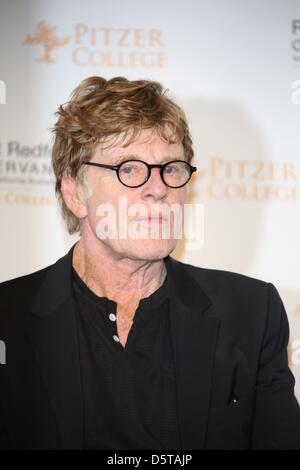 Umwelt-Aktivist und Schauspieler Robert Redford besucht eine Pressekonferenz zur Ankündigung erweiterte Zusammenarbeit mit Robert Redford Conservancy für Southern California Nachhaltigkeit und Pitzer College in Los Angeles Presse Club in Los Angeles, USA, am 19. November 2012. Foto: Hubert Boesl/dpa Stockfoto