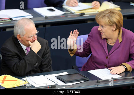 Bundeskanzlerin Angela Merkel plaudert mit Finanzminister Wolfgang Schaeuble während der Debatte über den deutschen Haushalt 2013 im Deutschen Bundestag in Berlin, Deutschland, 20. November 2012. Foto: WOLFGANG KUMM Stockfoto