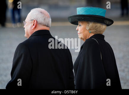 Königin Beatrix der Niederlande begrüßt Präsident Ivan Gasparovic der Slowakei auf dem Dam-Platz am königlichen Palast von Amsterdam, Niederlande, 20. November 2012. Der Präsident der Slowakei ist in den Niederlanden für einen dreitägigen Staatsbesuch. Foto: Patrick van Katwijk Niederlande Stockfoto