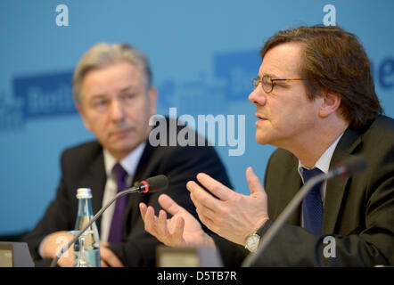 EZB, Bürgermeister von Berlin Klaus Wowereit (L) und der Vorsitzende der Kirchenleitung, Bischof Markus Droege, eine Pressekonferenz im Roten Rathaus in Berlin, Deutschland, 20. November 2012 abhalten. Der Berliner Senat und der Kirchenleitung der EKD Berlin-Brandenburg-Schlesische Oberlausitz (EKBO) trafen sich früher für Gespräche. Foto: Rainer Jensen Stockfoto