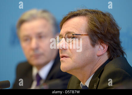 EZB, Bürgermeister von Berlin Klaus Wowereit (L) und der Vorsitzende der Kirchenleitung, Bischof Markus Droege, eine Pressekonferenz im Roten Rathaus in Berlin, Deutschland, 20. November 2012 abhalten. Der Berliner Senat und der Kirchenleitung der EKD Berlin-Brandenburg-Schlesische Oberlausitz (EKBO) trafen sich früher für Gespräche. Foto: Rainer Jensen Stockfoto