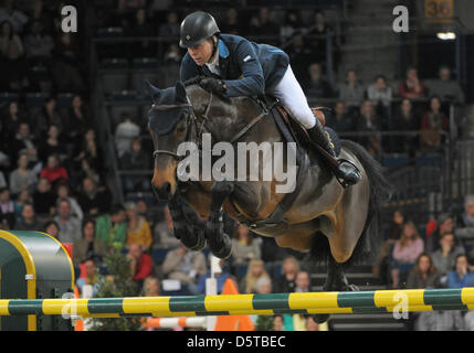 Schwedische show Jumper Jens Fredricson springt eine Hürde auf seinem Pferd Lunatic während Stuttgart Grand Prix in der Schleyerhalle in Stuttgart, Deutschland, 18. November 2012. Foto: Franziska Kraufmann Stockfoto