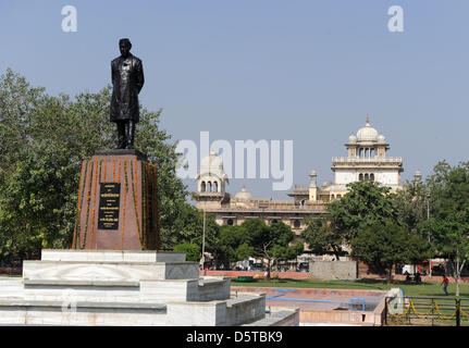 Eine Statue von der erste Premierminister von Indien, Jawaharlal Nehru, ist in einem Park in Jaipur, Indien, 16. November 2012 abgebildet. Der Park befindet sich vor der Albert Hall, das zentrale Museum beherbergt. Foto: Jens Kalaene Stockfoto