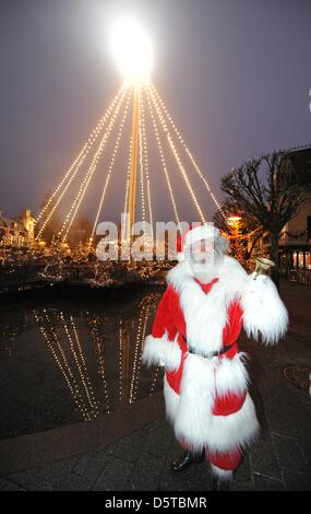 Europapark Santa Claus steht vor einem beleuchteten Hintergrund im Europapark in Rust, Deutschland, 20. November 2012. Die Wintersaison läuft vom 24. November 2012 bis 1. Januar 2012 im Park. Foto: Patrick Seeger Stockfoto