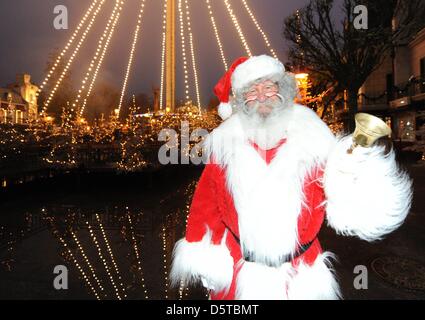 Europapark Santa Claus steht vor einem beleuchteten Hintergrund im Europapark in Rust, Deutschland, 20. November 2012. Die Wintersaison läuft vom 24. November 2012 bis 1. Januar 2012 im Park. Foto: Patrick Seeger Stockfoto