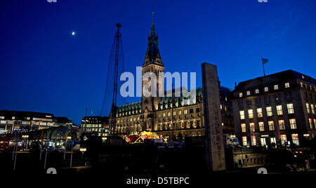 Teh Mond bescheint die Vorbereitungsarbeiten für den Weihnachtsmarkt auf dem Rathausmarkt in Hamburg, Deutschland, 20. November 2012. Der historische Weihnachtsmarkt auf dem Rathausmarkt startet am 26. November 2012. Foto: AXEL HEIMKEN Stockfoto