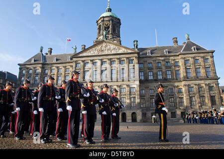 Königin Beatrix der Niederlande begrüßt Präsident Ivan Gasparovic der Slowakei auf dem Dam-Platz am königlichen Palast von Amsterdam, Niederlande, 20. November 2012. Der Präsident der Slowakei ist in den Niederlanden für einen dreitägigen Staatsbesuch. Foto: Patrick van Katwijk Niederlande Stockfoto