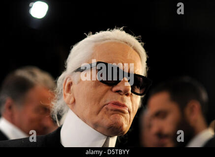 Designer Karl Lagerfeld kommt für die Vernissage von Karl Lagerfelds "The Little Black Jacket' in Berlin, Deutschland, 20. November 2012. Die Ausstellung präsentiert 113 Fotos von Modeschöpfer Lagerfeld die Freunde von Chanel zeigen die klassischen schwarzen Chanel-Jacke tragen. Die Show stellte an der u-Bahnstation U3 und am Potsdamer Platz ist bis 14 Dezember geöffnet. Foto: Br Stockfoto
