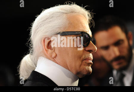 Designer Karl Lagerfeld kommt für die Vernissage von Karl Lagerfelds "The Little Black Jacket' in Berlin, Deutschland, 20. November 2012. Die Ausstellung präsentiert 113 Fotos von Modeschöpfer Lagerfeld die Freunde von Chanel zeigen die klassischen schwarzen Chanel-Jacke tragen. Die Show stellte an der u-Bahnstation U3 und am Potsdamer Platz ist bis 14 Dezember geöffnet. Foto: Br Stockfoto
