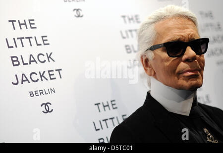 Designer Karl Lagerfeld kommt für die Vernissage von Karl Lagerfelds "The Little Black Jacket' in Berlin, Deutschland, 20. November 2012. Die Ausstellung präsentiert 113 Fotos von Modeschöpfer Lagerfeld die Freunde von Chanel zeigen die klassischen schwarzen Chanel-Jacke tragen. Die Show stellte an der u-Bahnstation U3 und am Potsdamer Platz ist bis 14 Dezember geöffnet. Foto: Br Stockfoto