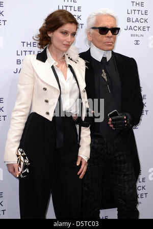 Designer Karl Lagerfeld und Model und Schauspielerin Laetitia Casta ankommen für die Vernissage von Karl Lagerfelds "The Little Black Jacket' in Berlin, Deutschland, 20. November 2012. Die Ausstellung präsentiert 113 Fotos von Modeschöpfer Lagerfeld die Freunde von Chanel zeigen die klassischen schwarzen Chanel-Jacke tragen. Die Show stellte an der u-Bahnstation U3 und am Potsdamer Platz Stockfoto