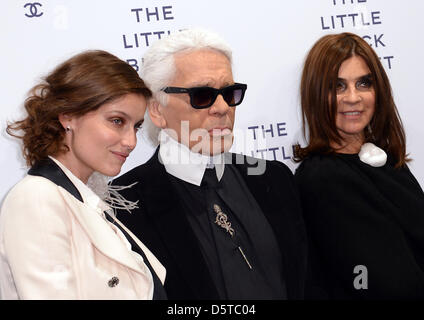 Designer Karl Lagerfeld, Model und Schauspielerin Laetitia Casta (L) und Carine Roitfeld, ehemaliger Chefredakteur der französischen Vogue, kommen für die Vernissage von Karl Lagerfelds "The Little Black Jacket' in Berlin, Deutschland, 20. November 2012. Die Ausstellung präsentiert 113 Fotos von Modeschöpfer Lagerfeld die Freunde von Chanel zeigen die klassischen schwarzen Chanel-Jacke tragen. die Show Stockfoto