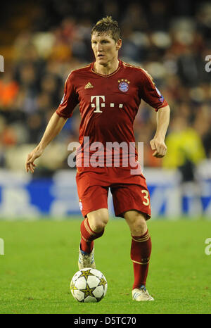 Münchens Bastian Schweinsteiger läuft mit dem Ball in der Champions League-Gruppe F-Fußballspiel zwischen Valencia CF und FC Bayern München im Camp de Mestalla in Valencia, Spanien, 20. November 2012. Das Spiel endete 1: 1. Foto: Andreas Gebert/dpa Stockfoto