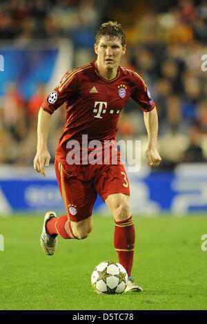 Münchens Bastian Schweinsteiger läuft mit dem Ball in der Champions League-Gruppe F-Fußballspiel zwischen Valencia CF und FC Bayern München im Camp de Mestalla in Valencia, Spanien, 20. November 2012. Das Spiel endete 1: 1. Foto: Andreas Gebert/dpa Stockfoto