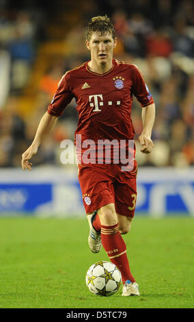 Münchens Bastian Schweinsteiger läuft mit dem Ball in der Champions League-Gruppe F-Fußballspiel zwischen Valencia CF und FC Bayern München im Camp de Mestalla in Valencia, Spanien, 20. November 2012. Das Spiel endete 1: 1. Foto: Andreas Gebert/dpa Stockfoto