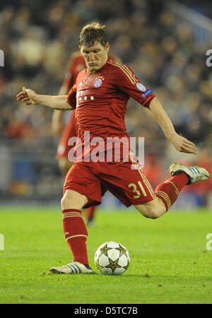 Münchens Bastian Schweinsteiger läuft mit dem Ball in der Champions League-Gruppe F-Fußballspiel zwischen Valencia CF und FC Bayern München im Camp de Mestalla in Valencia, Spanien, 20. November 2012. Das Spiel endete 1: 1. Foto: Andreas Gebert/dpa Stockfoto