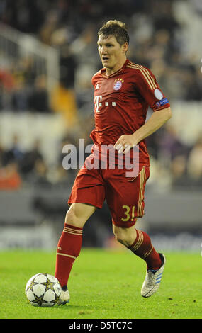 Münchens Bastian Schweinsteiger läuft mit dem Ball in der Champions League-Gruppe F-Fußballspiel zwischen Valencia CF und FC Bayern München im Camp de Mestalla in Valencia, Spanien, 20. November 2012. Das Spiel endete 1: 1. Foto: Andreas Gebert/dpa Stockfoto