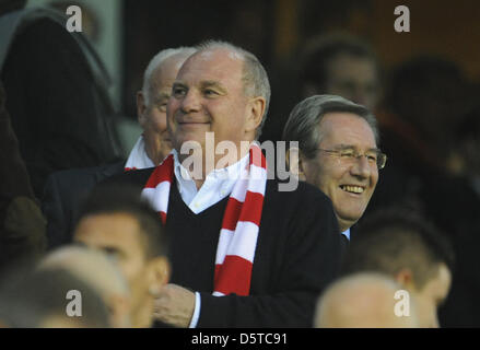München Präsident Uli Hoeneß (L) und Finanzvorstand Karl Hopfner Lächeln vor der Fußball-Champions League-Gruppe F-match zwischen Valencia CF und FC Bayern München im Camp de Mestalla in Valencia, Spanien, 20. November 2012. Foto: Andreas Gebert/dpa Stockfoto