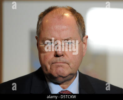 Ausgewiesenen Kanzlerkandidat der SPD, Peer Steinbrück, Gespräche mit Journalisten am Willy-Brandt-Haus nach seinem Treffen mit dem Vorsitzenden des spanischen Sozialdemokraten (PSOE), Rubalcaba, in Berlin, Deutschland, 21. November 2012. Foto: Britta Pedersen Stockfoto