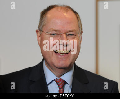 Ausgewiesenen Kanzlerkandidat der SPD, Peer Steinbrück, Gespräche mit Journalisten am Willy-Brandt-Haus nach seinem Treffen mit dem Vorsitzenden des spanischen Sozialdemokraten (PSOE), Rubalcaba, in Berlin, Deutschland, 21. November 2012. Foto: Britta Pedersen Stockfoto