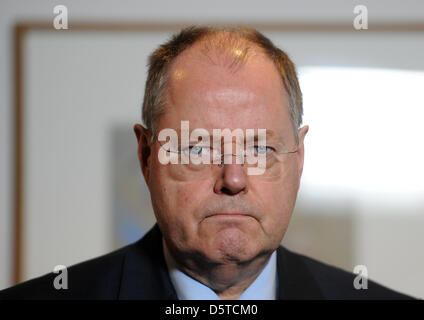 Ausgewiesenen Kanzlerkandidat der SPD, Peer Steinbrück, Gespräche mit Journalisten am Willy-Brandt-Haus nach seinem Treffen mit dem Vorsitzenden des spanischen Sozialdemokraten (PSOE), Rubalcaba, in Berlin, Deutschland, 21. November 2012. Foto: Britta Pedersen Stockfoto