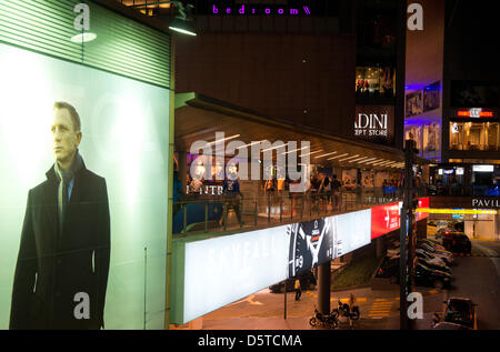 Ein Filmplakat mit dem britischen Schauspieler Daniel Craig wirbt den neue James Bond-Film "Skyfall" in Kuala Lumpur, Malaysia, 2. November 2012. Foto: Soeren Stache Stockfoto