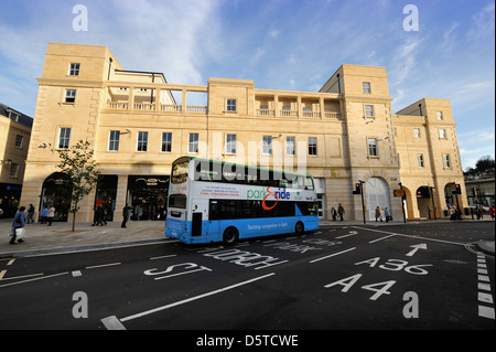 Gesamtansicht von der Southgate Shopping Center mit einem Park &amp; Ride Bus in Bath Somerset UK Stockfoto