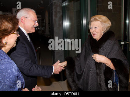 Königin Beatrix von The Netherlands (R) besucht ein Konzert von Präsidenten Gasparovic der Slowakei im Louwman Museum in den Haag, Niederlande, 21. November 2012 angeboten. Präsident der Slowakei, Ivan Gasparovic, befindet sich auf einem dreitägigen Staatsbesuch in den Niederlanden. Foto: Patrick van Katwijk / Niederlande, Stockfoto