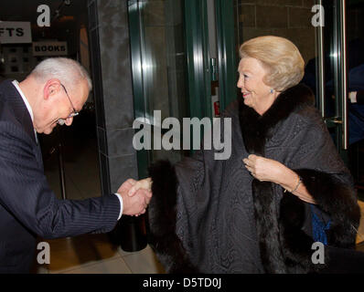 Königin Beatrix der Niederlande besucht ein Konzert von Präsidenten Gasparovic der Slowakei im Louwman Museum in den Haag, Niederlande, 21. November 2012 angeboten. Präsident der Slowakei, Ivan Gasparovic, befindet sich auf einem dreitägigen Staatsbesuch in den Niederlanden. Foto: Patrick van Katwijk Niederlande Stockfoto