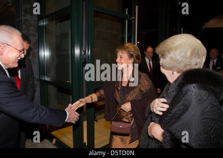 Königin Beatrix der Niederlande und Prinzessin Margriet besuchen ein Konzert von Präsidenten Gasparovic der Slowakei im Louwman Museum in den Haag, Niederlande, 21. November 2012 angeboten. Präsident der Slowakei, Ivan Gasparovic, befindet sich auf einem dreitägigen Staatsbesuch in den Niederlanden. Foto: Patrick van Katwijk / Niederlande, Stockfoto