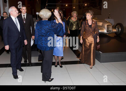 Königin Beatrix von The Netherlands (C) und Princess Margriet (R) besuchen ein Konzert von Präsidenten Gasparovic der Slowakei (L) im Louwman Museum in den Haag, Niederlande, 21. November 2012 angeboten. Präsident der Slowakei, Ivan Gasparovic, befindet sich auf einem dreitägigen Staatsbesuch in den Niederlanden. Foto: Patrick van Katwijk / Niederlande, Stockfoto