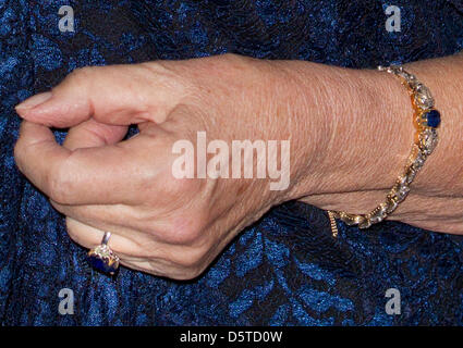 Königin Beatrix der Niederlande und Prinzessin Margriet (nicht im Bild) besuchen ein Konzert von Präsidenten Gasparovic der Slowakei im Louwman Museum in den Haag, Niederlande, 21. November 2012 angeboten. Präsident der Slowakei, Ivan Gasparovic, befindet sich auf einem dreitägigen Staatsbesuch in den Niederlanden. Foto: Patrick van Katwijk / Niederlande, Stockfoto