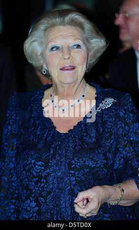 Königin Beatrix der Niederlande und Prinzessin Margriet (nicht im Bild) besuchen ein Konzert von Präsidenten Gasparovic der Slowakei im Louwman Museum in den Haag, Niederlande, 21. November 2012 angeboten. Präsident der Slowakei, Ivan Gasparovic, befindet sich auf einem dreitägigen Staatsbesuch in den Niederlanden. Foto: Patrick van Katwijk / Niederlande, Stockfoto