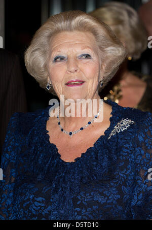 Königin Beatrix der Niederlande und Prinzessin Margriet (nicht im Bild) besuchen ein Konzert von Präsidenten Gasparovic der Slowakei im Louwman Museum in den Haag, Niederlande, 21. November 2012 angeboten. Präsident der Slowakei, Ivan Gasparovic, befindet sich auf einem dreitägigen Staatsbesuch in den Niederlanden. Foto: Patrick van Katwijk / Niederlande, Stockfoto