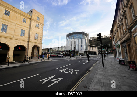 Gesamtansicht von der Southgate Shopping Centre (links) und Verkehrsknotenpunkt in Bath Somerset UK Stockfoto