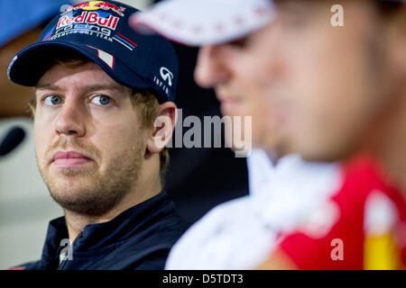 Deutsche Formel1-Fahrer Sebastian Vettel (L-R) von Red Bull, sein Landsmann Michael Schumacher von Mercedes AMG und Spanisch Fernando Alonso Ferrari beteiligen sich an der Pressekonferenz auf dem Autodromo Jose Carlos Pace in Sao Paulo, Brasilien, 22. November 2012. Die Formel 1 Grand Prix von Brasilien stattfinden am 25. November 2012. Foto: David sollte/Dpa +++(c) Dpa - Bildfunk +++ Stockfoto