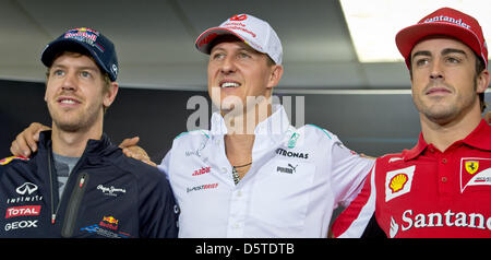 Deutsche Formel1-Fahrer Sebastian Vettel (L-R) von Red Bull, sein Landsmann Michael Schumacher von Mercedes AMG und Spanisch Fernando Alonso Ferrari umarmen nach der Pressekonferenz auf dem Autodromo Jose Carlos Pace in Sao Paulo, Brasilien, 22. November 2012. Die Formel 1 Grand Prix von Brasilien stattfinden am 25. November 2012. Foto: David sollte/Dpa +++(c) Dpa - Bildfunk +++ Stockfoto
