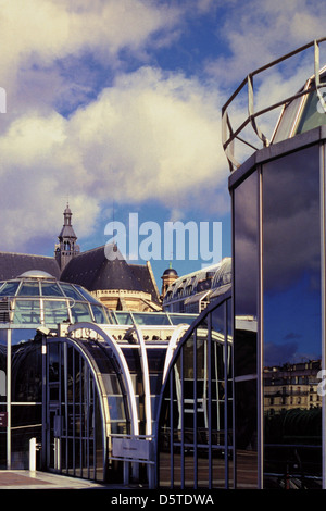 Blick auf Eglise Saint Eustache oder die Kirche St. Eustache über das unterirdische Einkaufsviertel Westfield Forum des Halles im 1. Arrondissement Paris Frankreich Stockfoto