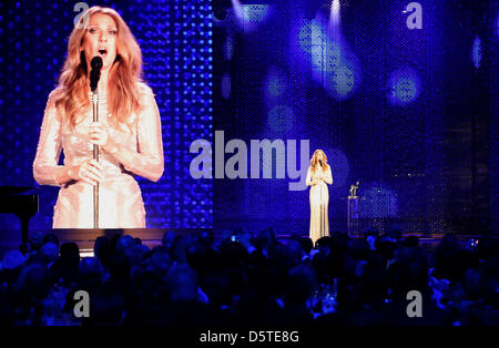 Kanadische Sängerin Celine Dion führt auf der Bühne neben der Bambi-Trophy für die Kategorie  Entertaiment  während der Preisverleihung in Düsseldorf, Deutschland, 22. November 2012. Die Bambis sind die wichtigsten deutschen Medien Auszeichnungen und sind zum 64. Mal vorgestellt. Foto: Oliver Berg/Dpa +++(c) Dpa - Bildfunk +++ Stockfoto