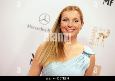 Deutsche Schauspielerin Nadja Uhl kommt für die Bambi-Verleihung 2012 in Düsseldorf, Deutschland, 22. November 2012. Die Bambis sind die wichtigsten deutschen Medien Auszeichnungen und sind zum 64. Mal vorgestellt. Foto: Jörg Carstensen/Dpa +++(c) Dpa - Bildfunk +++ Stockfoto